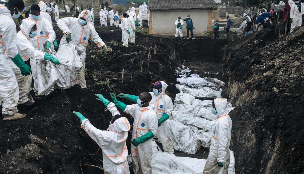 Des membres de la Croix-Rouge congolaise et de la Protection civile enterrent des dizaines de victimes des affrontements, le 4 février 2025, lors de la prise de Goma par le groupe armé M23. Des membres de la Croix-Rouge congolaise et de la Protection civile enterrent des dizaines de victimes des affrontements, le 4 février 2025, lors de la prise de Goma par le groupe armé M23. / Keystone