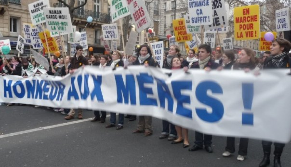 "Marche pour la vie", Paris, 2009 "Marche pour la vie", Paris, 2009 / ©Gavroche point final, Public domain, via Wikimedia Commons