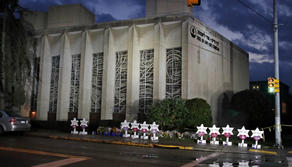 Dimanche 28 octobre, au lendemain du massacre qui a fait 11 morts, un mémorial était dressé devant la synagogue de Pittsburgh. Dimanche 28 octobre, au lendemain du massacre qui a fait 11 morts, un mémorial était dressé devant la synagogue de Pittsburgh. / ©Keystone/AP/Gene J. Puskar