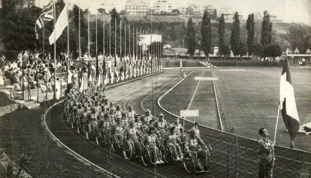 L'équipe italienne à la cérémonie d'ouverture des premiers Jeux paralympiques de Rome en 1960 L'équipe italienne à la cérémonie d'ouverture des premiers Jeux paralympiques de Rome en 1960 / ©Public domain, via Wikimedia Commons