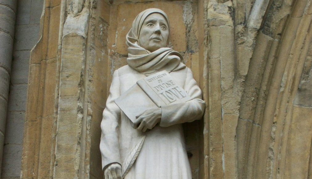 Statue de Julienne de Norwich, créée par David Holgate en 2000, devant la cathédrale de Norwich Statue de Julienne de Norwich, créée par David Holgate en 2000, devant la cathédrale de Norwich / ©Poliphilo, CC0, Wikimedia Commons
