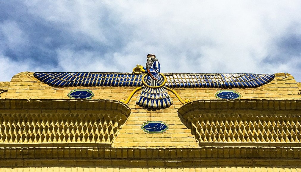 Le Faravahar, symbole du zoroastrisme, sur le temple de Yazd Atash Behram en Iran Le Faravahar, symbole du zoroastrisme, sur le temple de Yazd Atash Behram en Iran / ©Arteen Arakel Lalabekyan, CC BY 4.0, Wikimedia Commons