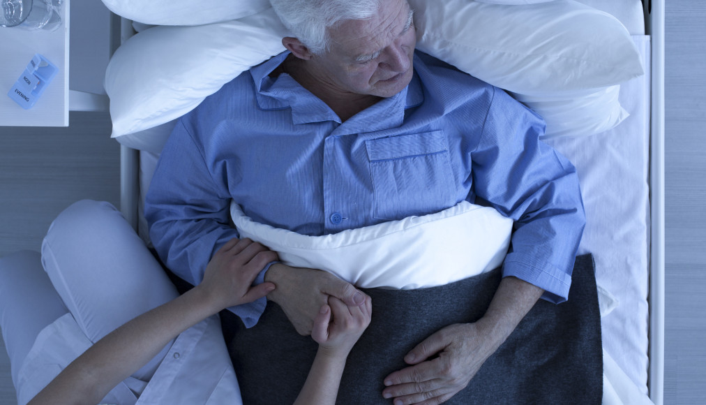 Le coronavirus, dans les services de soins palliatifs vaudois, éloigne de plus en plus le spirituel des patients. Aumôniers confinés, bénévoles distanciés, l’accompagnement subit actuellement des contraintes inédites. Le coronavirus, dans les services de soins palliatifs vaudois, éloigne de plus en plus le spirituel des patients. Aumôniers confinés, bénévoles distanciés, l’accompagnement subit actuellement des contraintes inédites. / IStock