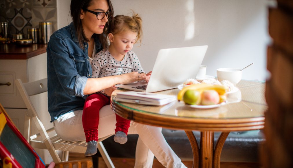En période de confinement, nombre de familles doivent télétravailler et prendre soin de leur progéniture. En période de confinement, nombre de familles doivent télétravailler et prendre soin de leur progéniture. / Source: istock / AleksandarNakic
