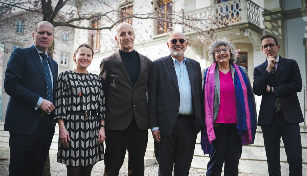 Le groupe de travail mixte (de gauche à droite): Philippe Leuba, conseiller synodal et président du groupe de travail – Anne Abruzzi, présidente du Conseil synodal – Dominique Kohli, délégué du Synode – Olivier Leuenberger, délégué du Synode – Laurence Bohnenblust-Pidoux, conseillère synodale – Simon Butticaz, délégué du Synode. Le groupe de travail mixte (de gauche à droite): Philippe Leuba, conseiller synodal et président du groupe de travail – Anne Abruzzi, présidente du Conseil synodal – Dominique Kohli, délégué du Synode – Olivier Leuenberger, délégué du Synode – Laurence Bohnenblust-Pidoux, conseillère synodale – Simon Butticaz, délégué du Synode. / ©Lucien Cogne / Médias-pro