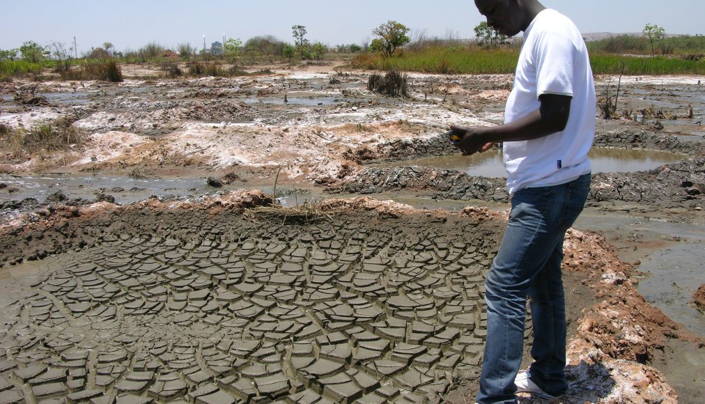 Un activiste relève les taux de polluants dans la rivière Luilu en aval d’une mine Glencore en République démocratique du Congo. Les résultats ont révélé la présence d’acide sulfurique, de métaux lourds comme le cobalt, le manganèse et le cuivre. Octobre 2017 Un activiste relève les taux de polluants dans la rivière Luilu en aval d’une mine Glencore en République démocratique du Congo. Les résultats ont révélé la présence d’acide sulfurique, de métaux lourds comme le cobalt, le manganèse et le cuivre. Octobre 2017 / ©Pain pour le prochain