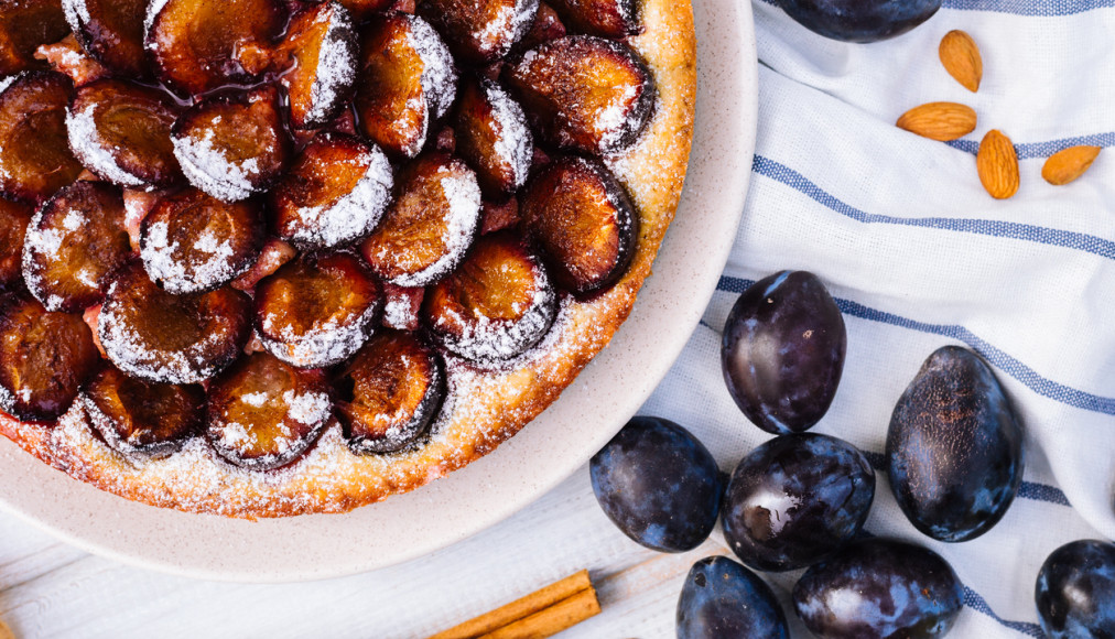 Le gâteau aux pruneaux partagé nous dit que le jeûne ne mène pas au vide, mais à la rencontre. Le gâteau aux pruneaux partagé nous dit que le jeûne ne mène pas au vide, mais à la rencontre. / ©iStock/ollinka