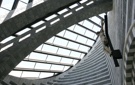 L&#039;intérieur de la petite église de Mogno, au Tessin, construite entre 1992 et 1994 à partir d&#039;un projet de l&#039;architecte luganais Mario Botta. / KEYSTONE/Martial Trezzini