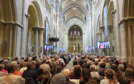 La cathédrale était pleine pour accueillir les nouveaux ministres / ©JoB