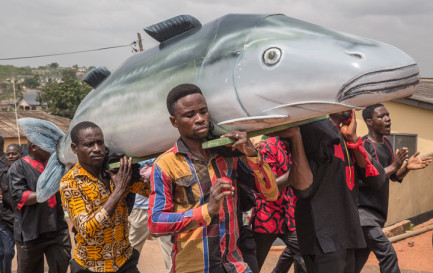 ©Regula Tschumi / Procession funèbre Ga, au Ghana. Les hommes portent le cercueil jusqu&#039;au cimetière. 
