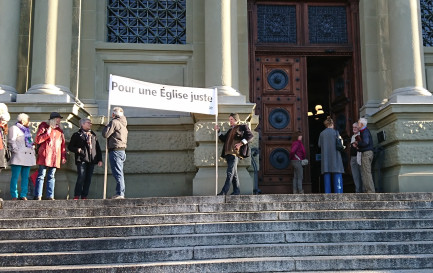 À l’ouverture des audiences, un groupe de soutien était présent devant le tribunal / ©Protestinfo
