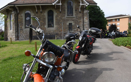 Les motos devant le temple de Chavannes-près-Renens / ©Gérard Jaton/EERV