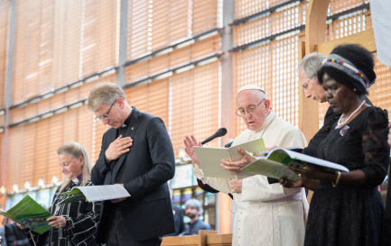 Le pape François donne sa bénédiction lors du service œcuménique, accompagné des responsables du COE. Photo: Albin Hillert/COE / Le pape François donne sa bénédiction lors du service œcuménique, accompagné des responsables du COE. Photo: Albin Hillert/COE