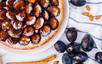 Le gâteau aux pruneaux partagé nous dit que le jeûne ne mène pas au vide, mais à la rencontre. / ©iStock/ollinka